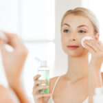 Hình ảnh minh họa thoa kem chống nắng vào buổi tối