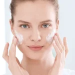 Quy trình chăm sóc da mặt buổi tối với các sản phẩm làm sạch và dưỡng da.