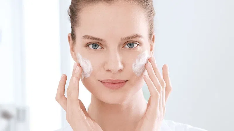 Quy trình chăm sóc da mặt buổi tối với các sản phẩm làm sạch và dưỡng da.
