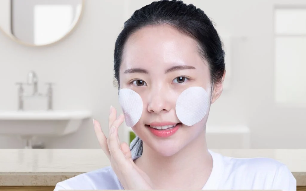 Hình ảnh minh họa đắp toner bằng bông tẩy trang