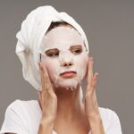 Đắp mặt nạ bổ sung dưỡng chất cho làn da.