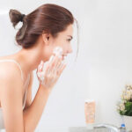 Hình ảnh làm sạch da với sữa rửa mặt