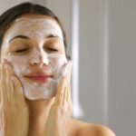 Da mụn cần tẩy tế bào chết đúng cách