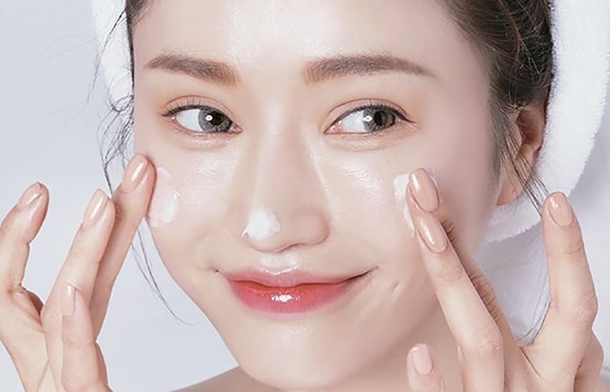 Hình ảnh làm sạch da với sữa rửa mặt