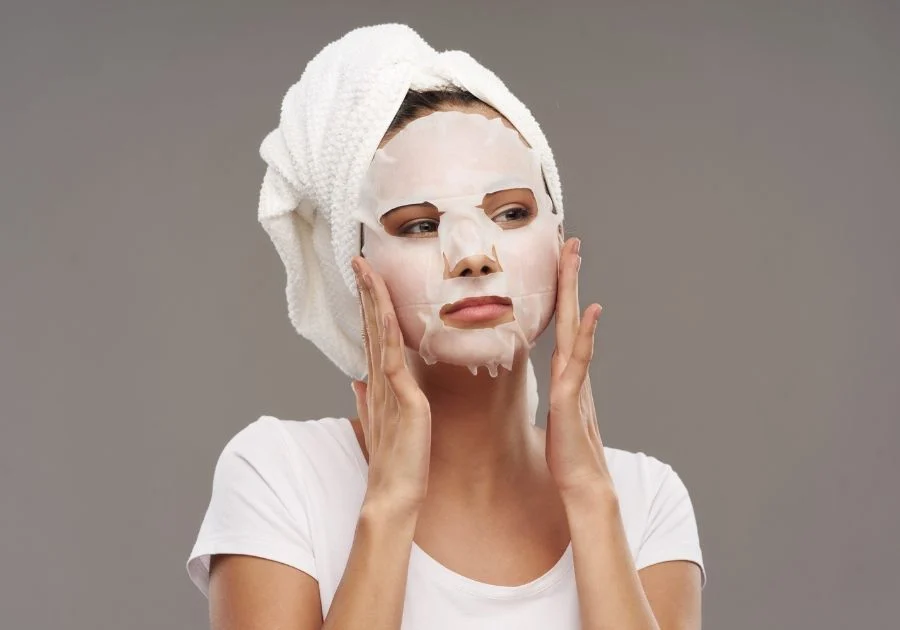 Đắp mặt nạ dưỡng ẩm giúp da căng mọng, tươi trẻ trong mùa đông.