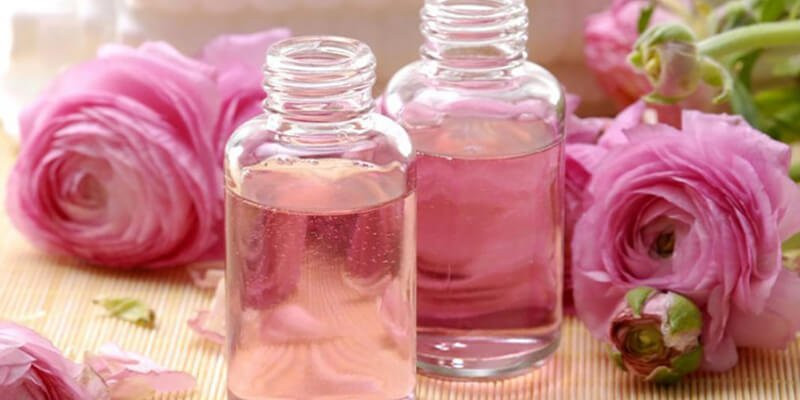 Nước hoa hồng giúp cân bằng da